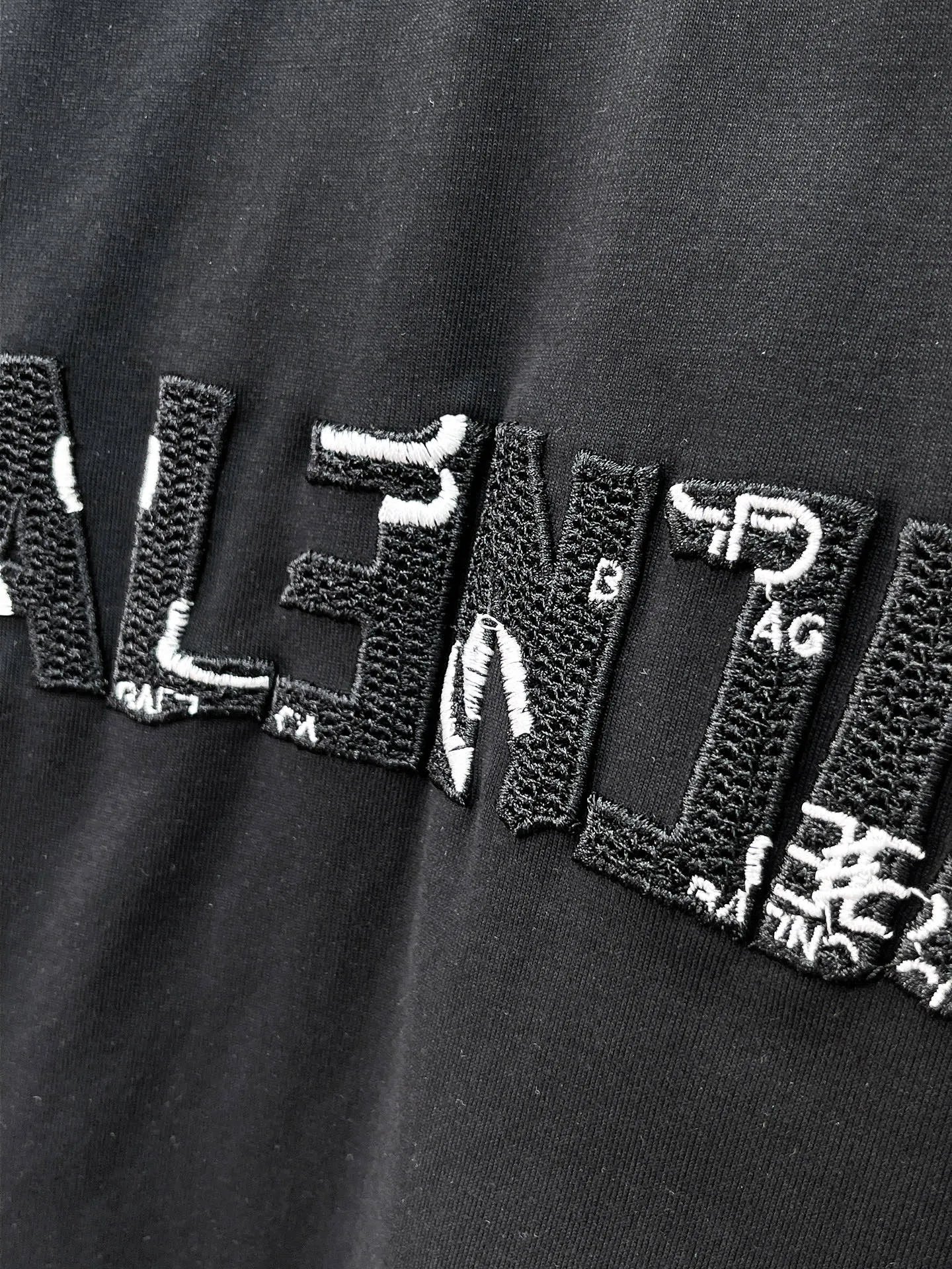 Balenciaga's high-end top-quality products 🐮2026 Spring and Summer New Arrival first counter, the latest New Arrival short-sleeved round neck T-shirt, Premium customized design, avant-garde and fashionable! Brand logo heavy craftsmanship design Premium customized 260g fabric. Soft to the touch. Comfortable to wear. Counter-level exquisite stitching. Fine workmanship. The upper body effect is incomparably handsome! A must-have item for men and women with the same style! Sizes: S~XXL When placing an order, please state your height and weight. The maximum wearing size is 210 pounds (one size larger)